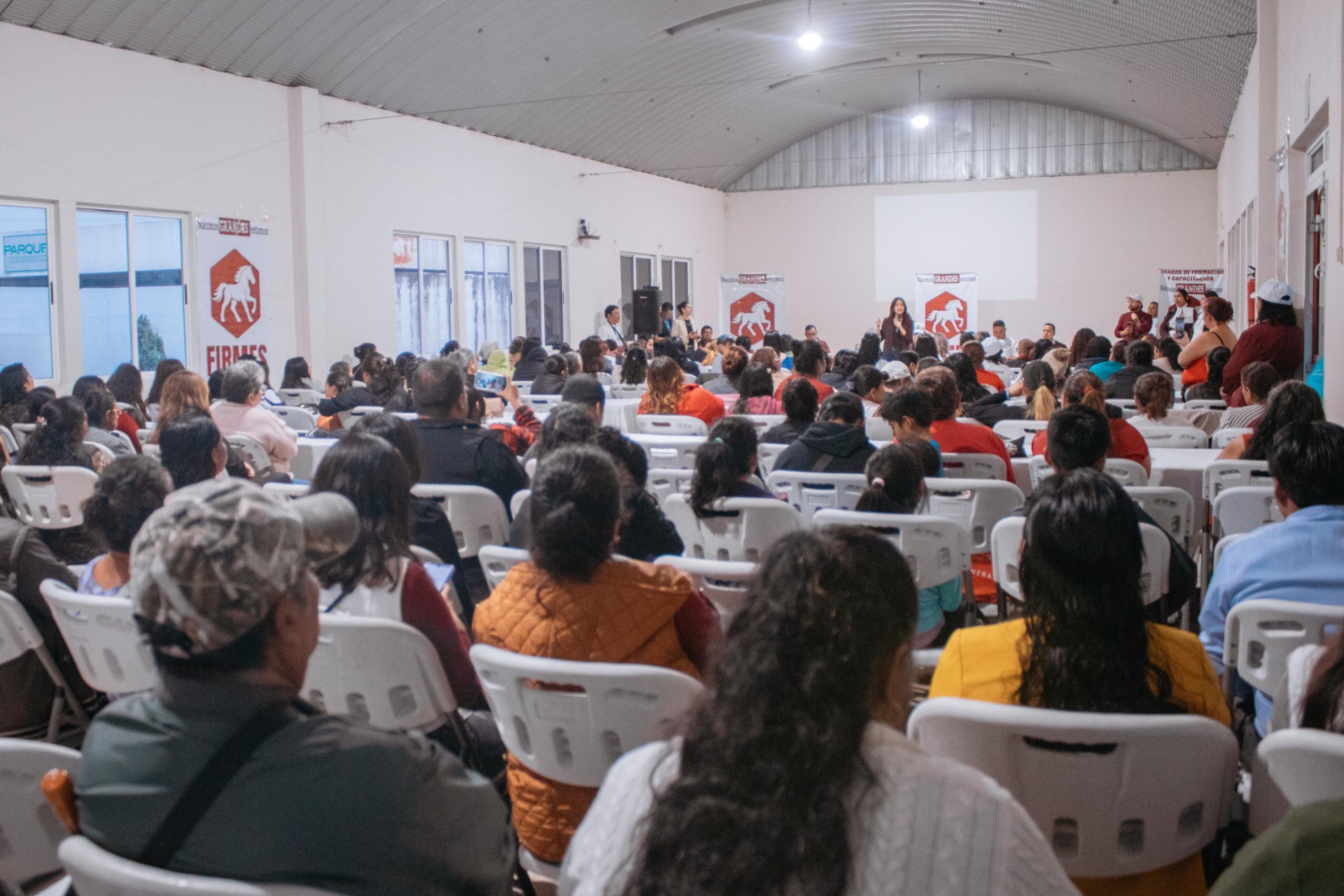300 mujeres participan en encuentro de Mujeres FIRMES en Mixco